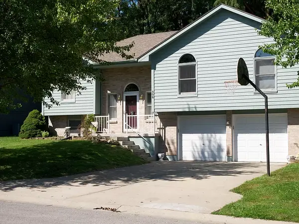 908 Southwest Foxtail Drive, Grain Valley, MO 64029