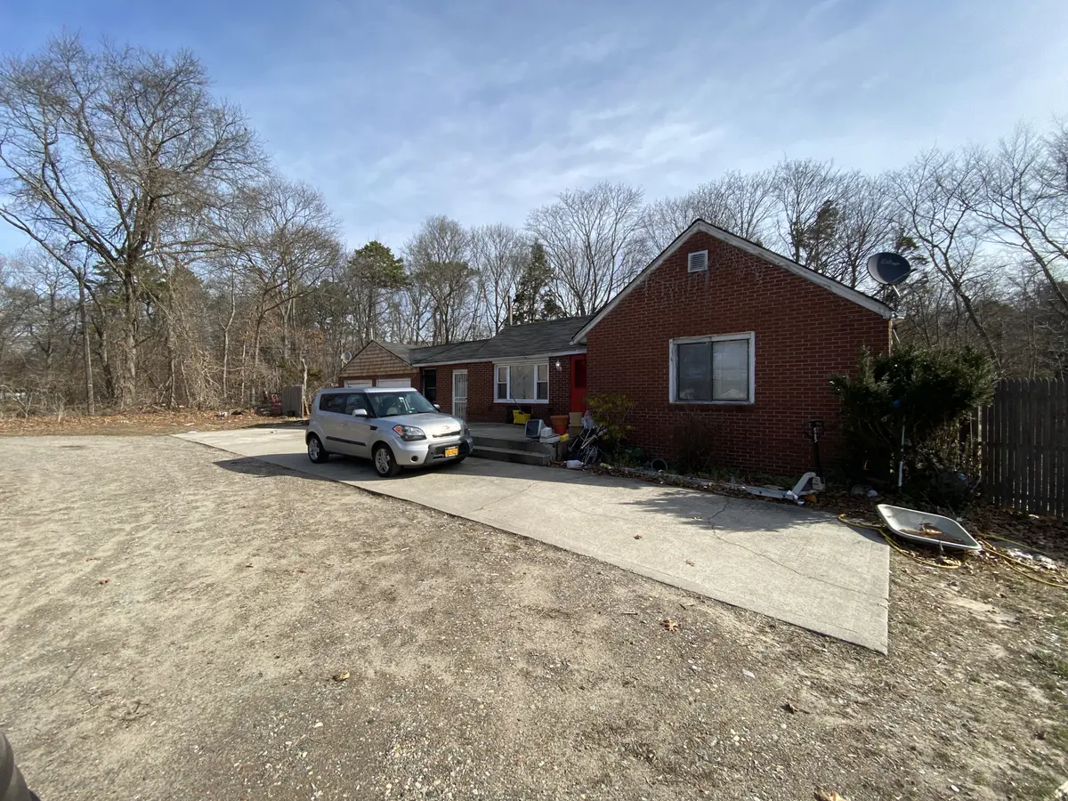 311 Middle Island Road, Medford, NY 11763