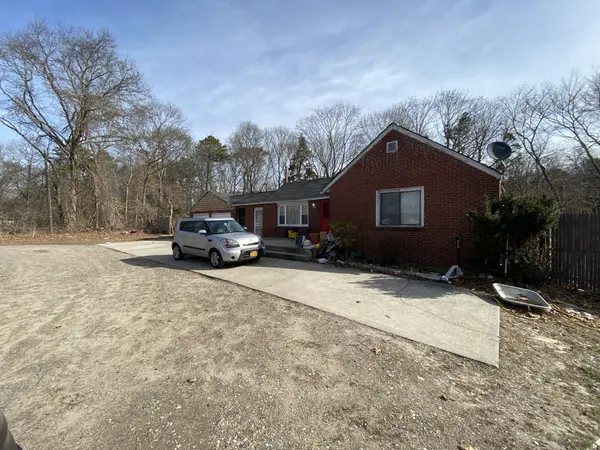 311 Middle Island Road, Medford, NY 11763