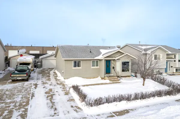 JUST LISTED !!!!

This 5 bedroom, 3 bathroom house offers a double detached garage, finished basement, and a range of extra perks. 

With ample space and luxurious features, this property is perfect for those seeking comfort and style.

 https://dk-realestategroup.com/d8qz6n7t 

