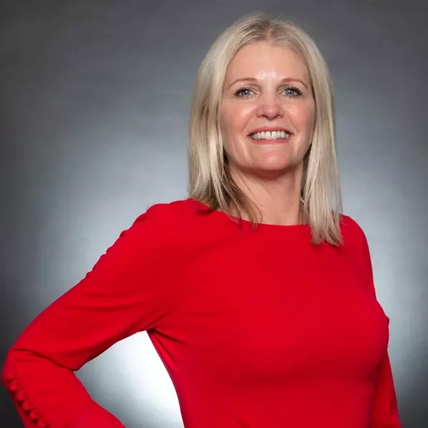 Lisa M Axios
