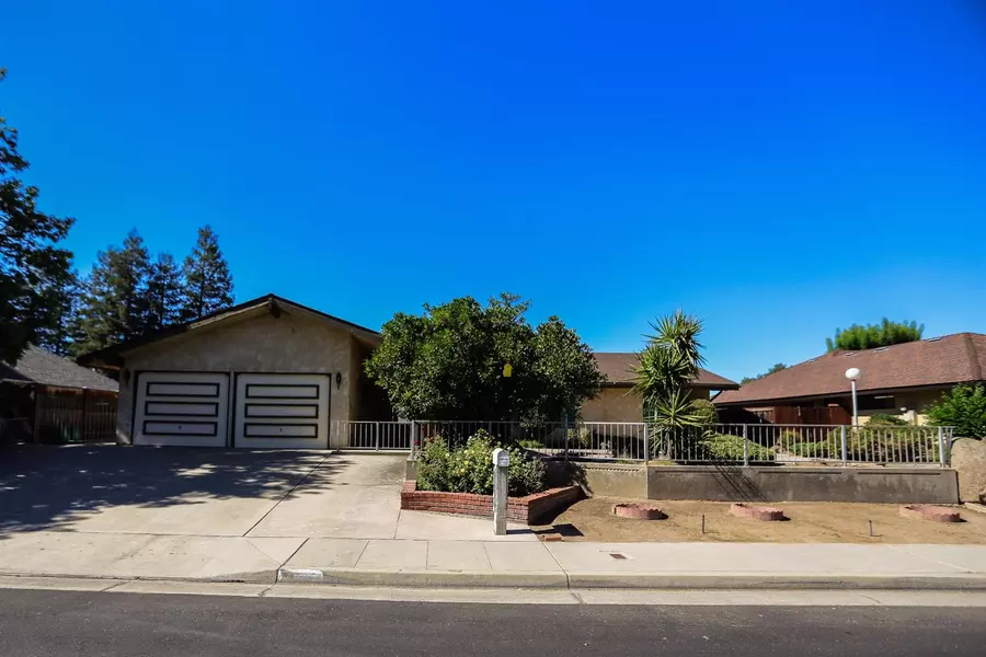 747 W Escalon Avenue, Clovis, CA 93612