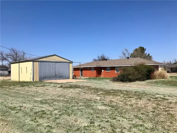 701 SW Burt, Minco, OK 73059