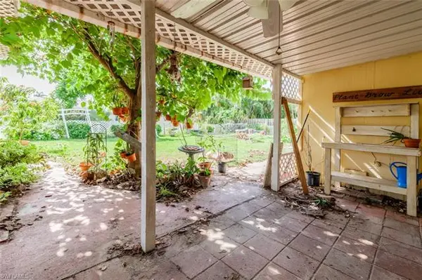 918 Coconut CIR E, Naples, FL 34104