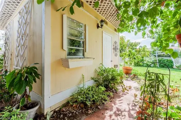 918 Coconut CIR E, Naples, FL 34104