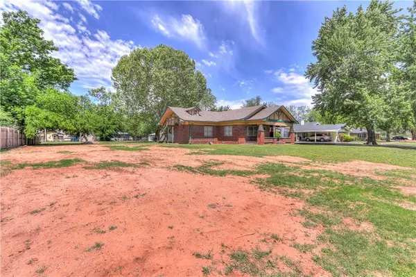 Lindsay, OK 73052,606 SW 3rd Street