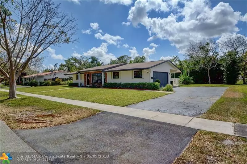 701 Ridgewood Ln, Plantation, FL 33317