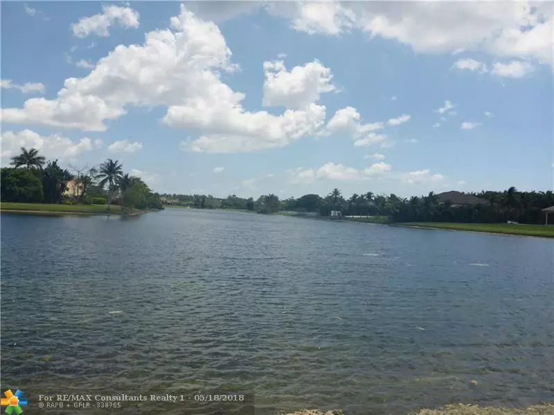 5750 W Peppertree Cir, Davie, FL 33314