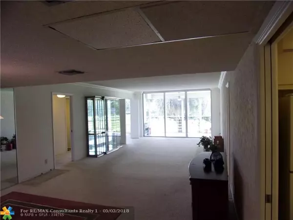 Pompano Beach, FL 33069,565 Oaks Ln  #210