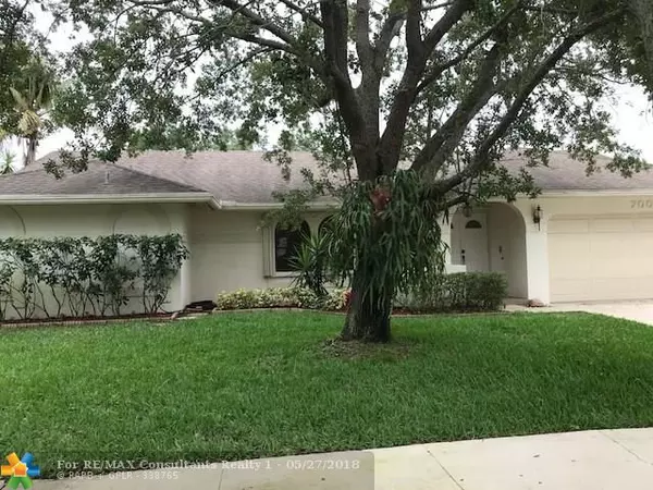 700 Bluebird Ln, Plantation, FL 33324