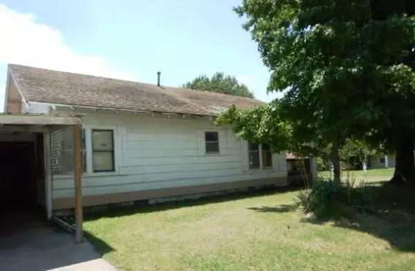 Holdenville, OK 74848,823 N Burns Street