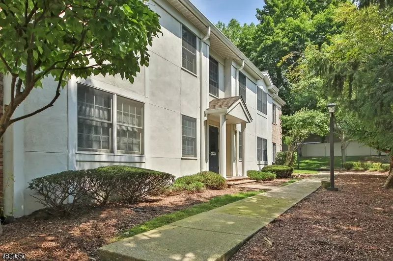 50 COLONIAL VILLAGE DR, Hillsdale Boro, NJ 07642