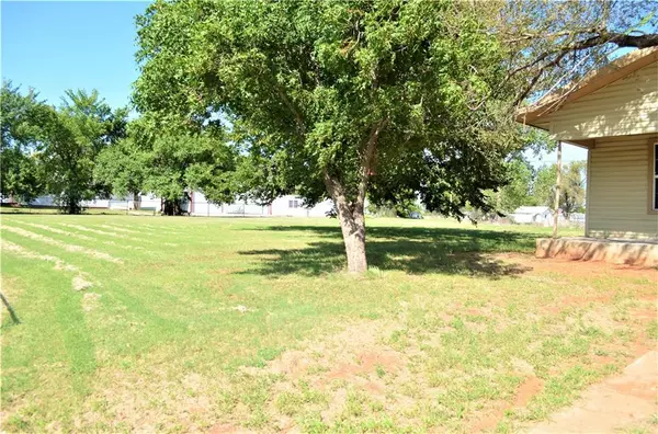 Cordell, OK 73632,611 N Cook