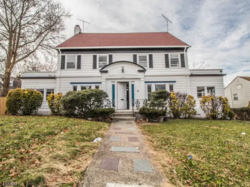8 PARK RD, Paterson City, NJ 07514