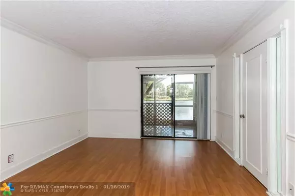 Weston, FL 33326,153 Lakeview Dr  #104