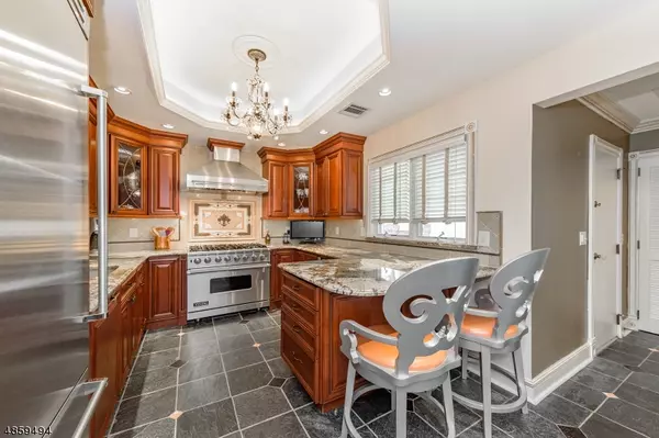 6 SPALDING DR, Livingston Twp., NJ 07039