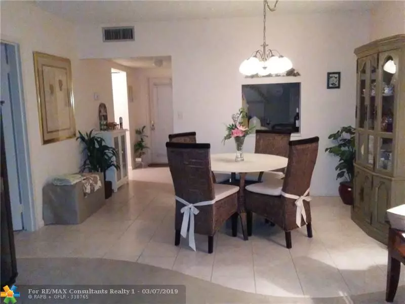 1055 Country Club Dr  #105, Margate, FL 33063