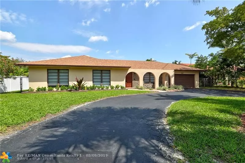 8671 Gatehouse Rd, Plantation, FL 33324