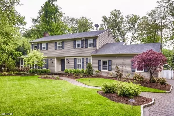 4 WHITE OAK RD, Roseland Boro, NJ 07068
