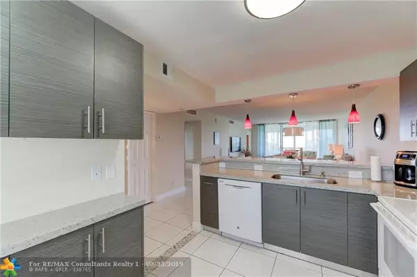 Pompano Beach, FL 33069,575 Oaks Ln  #708