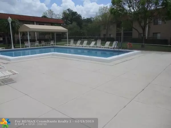 Weston, FL 33326,435 Lakeview Dr  #203