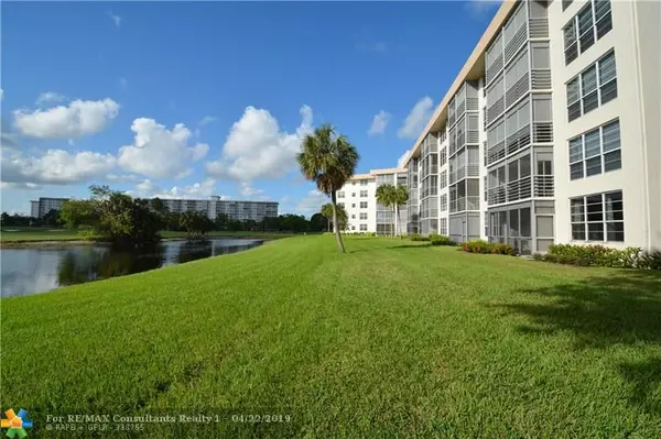 Pompano Beach, FL 33069,555 Oaks Ln  #306