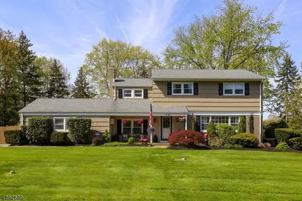 98 Thackeray Rd, Oakland Boro, NJ 07436