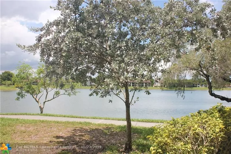 212 LAKE POINTE Drive  #106, Oakland Park, FL 33309