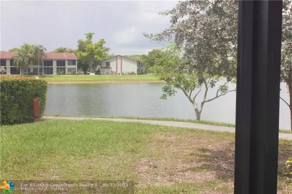 Oakland Park, FL 33309,212 LAKE POINTE Drive  #106