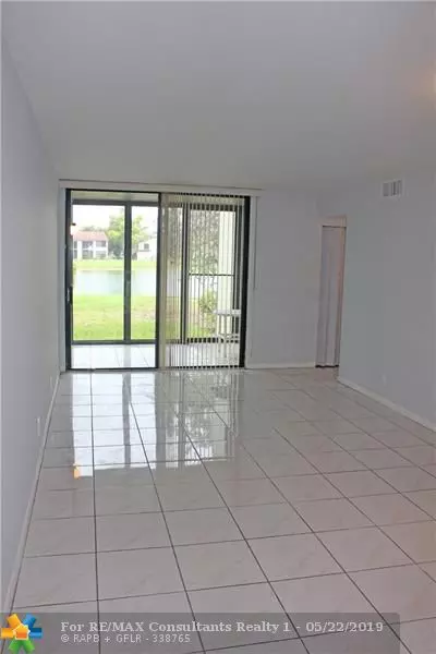 Oakland Park, FL 33309,212 LAKE POINTE Drive  #106