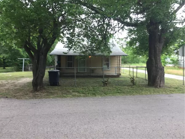 1424 S Mekusukey Street, Wewoka, OK 74884-3940