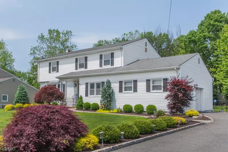 4 ESSEX PL, West Caldwell Twp., NJ 07006