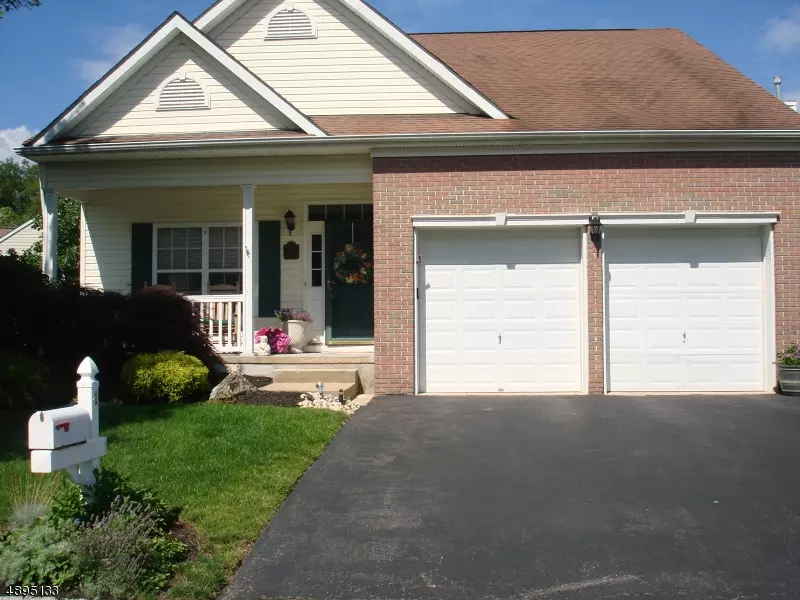 4 HOLLY HOUSE DR, Helmetta Boro, NJ 08828