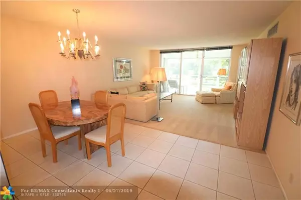 Pompano Beach, FL 33069,565 Oaks Ln  #301