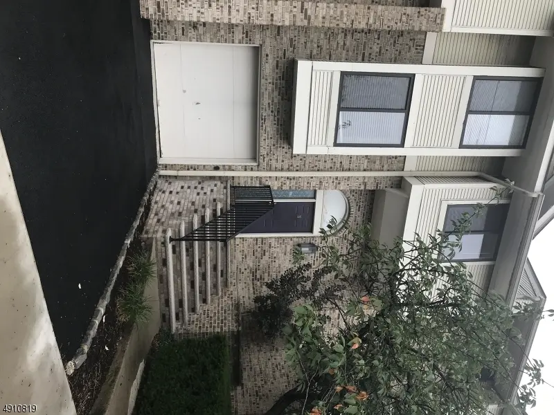 16 LOUISBURG SQ, Verona Twp., NJ 07044