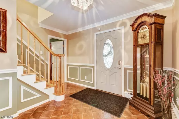 8 ROBIN RD, Edison Twp., NJ 08820