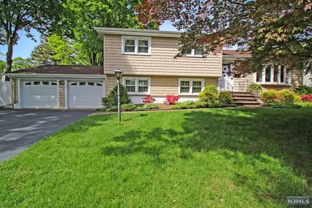 31 Kramer Drive, Paramus, NJ 07652