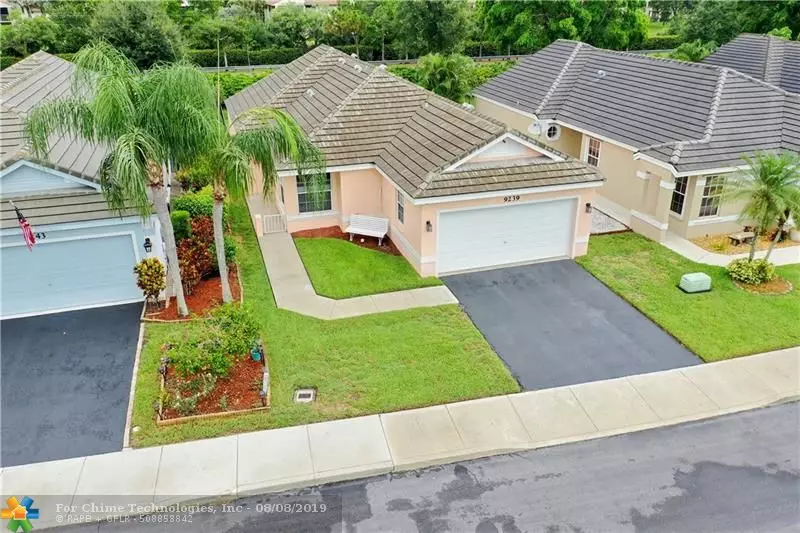 9239 Arborwood Cir, Davie, FL 33328