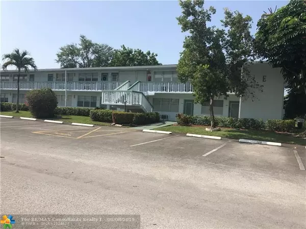 Deerfield Beach, FL 33442,102 Lyndhurst  #102