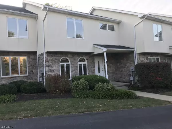 Pennsylvania, NJ 18040,32 Chestnut Commons Court #32