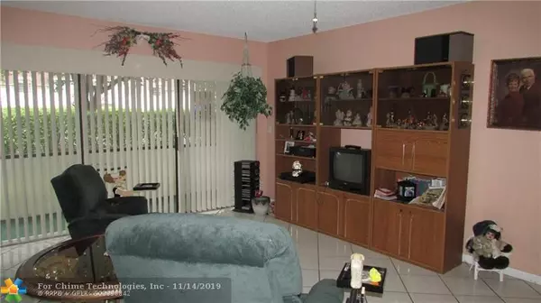 Deerfield Beach, FL 33441,180 SE 7th St  #4