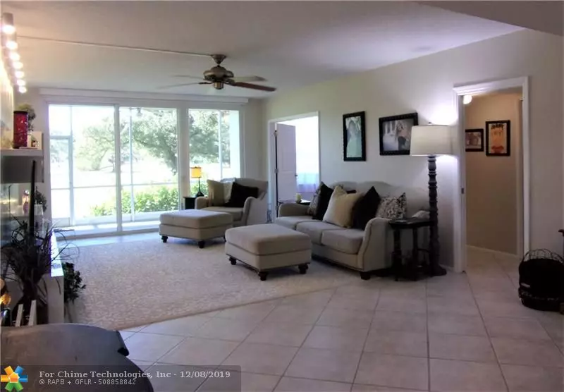 Pompano Beach, FL 33069,565 Oaks Ln  #111