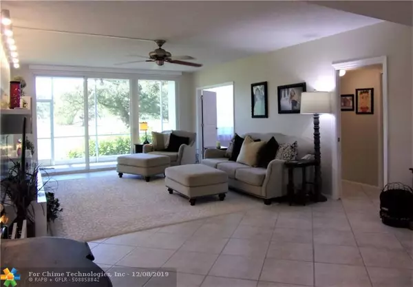 565 Oaks Ln  #111, Pompano Beach, FL 33069