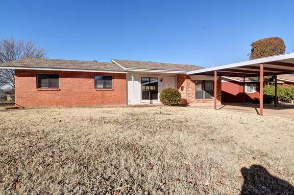 2709 N Nottingham Way, Moore, OK 73160