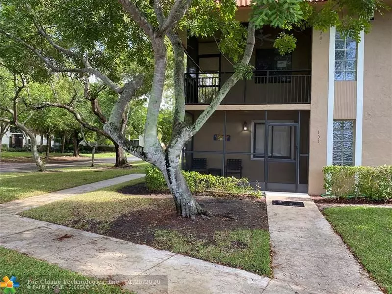 Weston, FL 33326,423 Lakeview Dr  #101