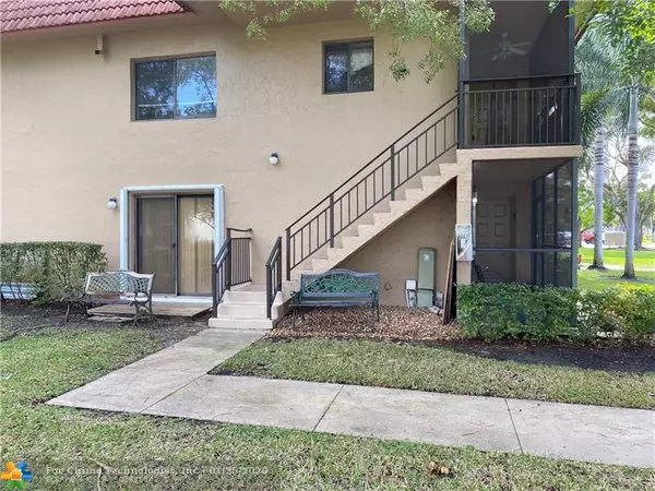 Weston, FL 33326,423 Lakeview Dr  #101