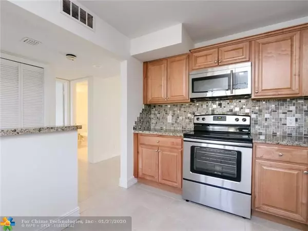 Weston, FL 33326,428 Lakeview Dr  #102