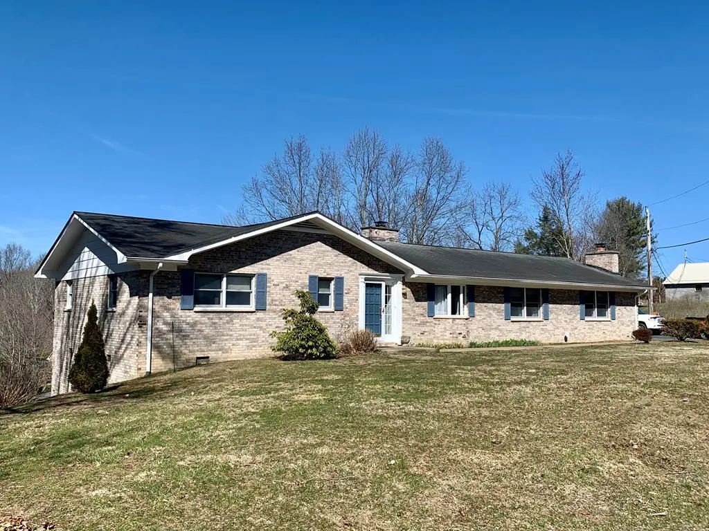 1500 ROUND HILL ROAD, Oak Hill, WV 25901