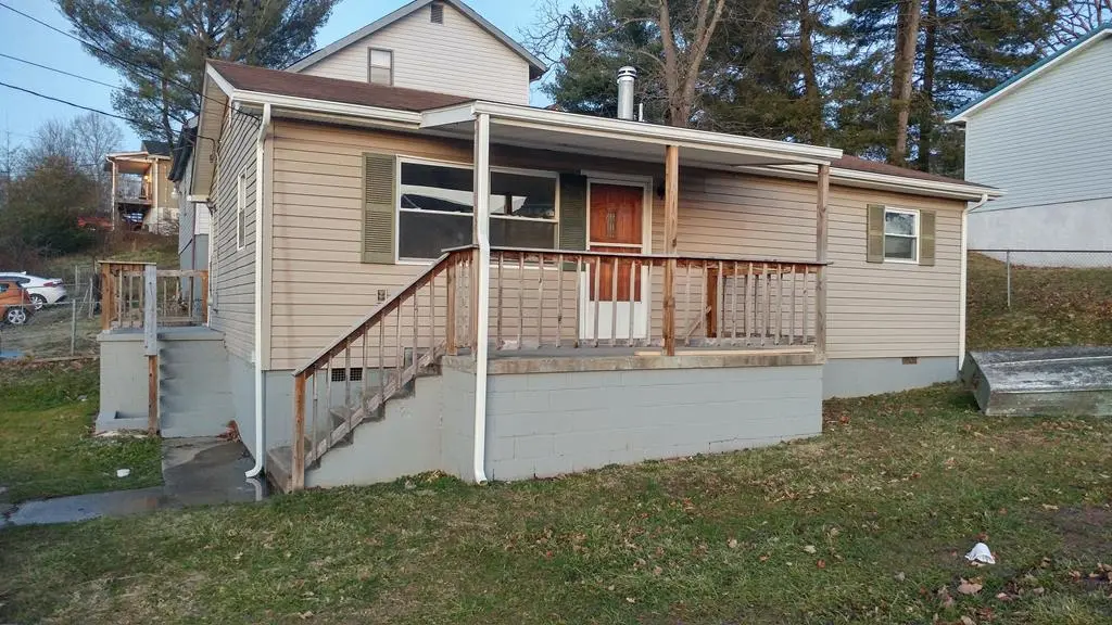 100 BUNCH STREET, Oak Hill, WV 25901