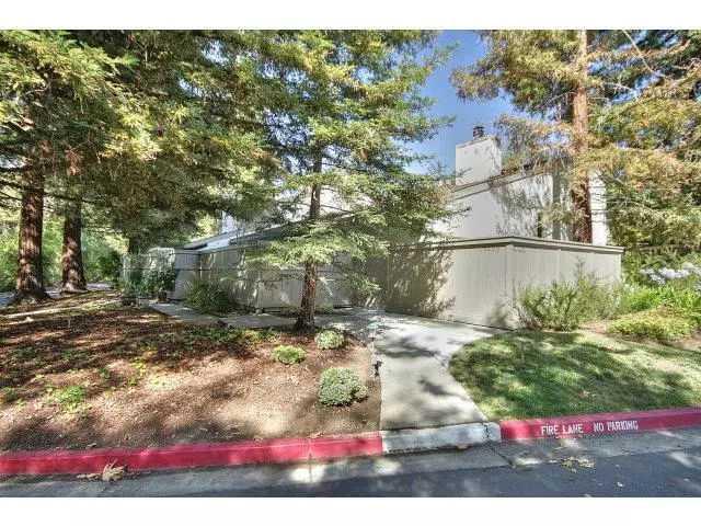 19404 Vineyard LN, Saratoga, CA 95070